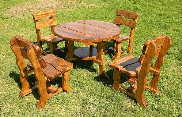 tavolo da giardino tondo con sedie in legno